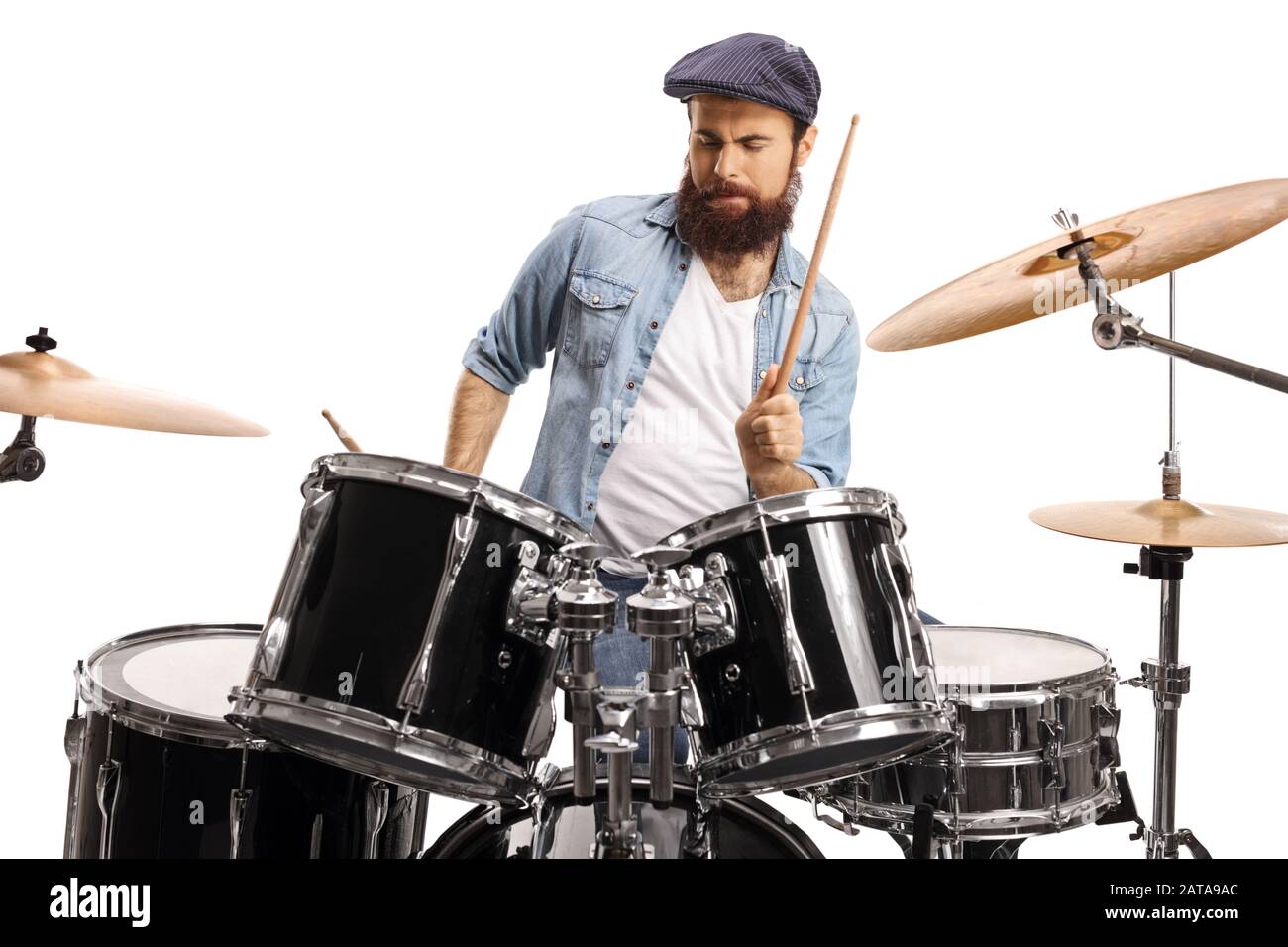 Hombre barbudo tocando tambores aislados sobre fondo blanco Fotografía