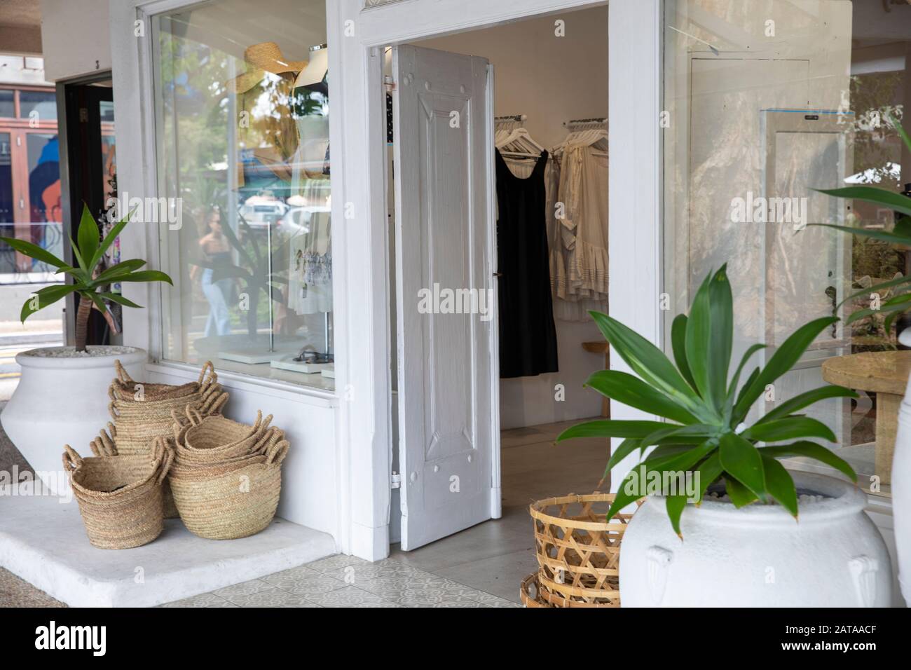 Tienda de ropa para damas en Byron Bay, moderna y contemporánea tienda de ropa  elegante, Australia Fotografía de stock - Alamy