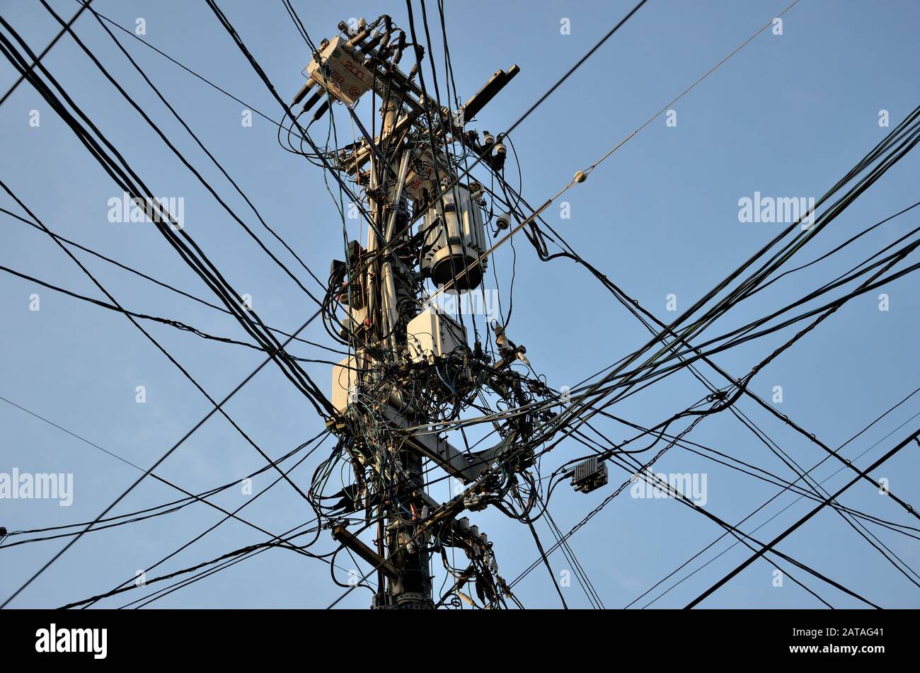 Poste de electricidad urbana muy cargados mostrando muchos cables, tomadas  en Japón Fotografía de stock - Alamy