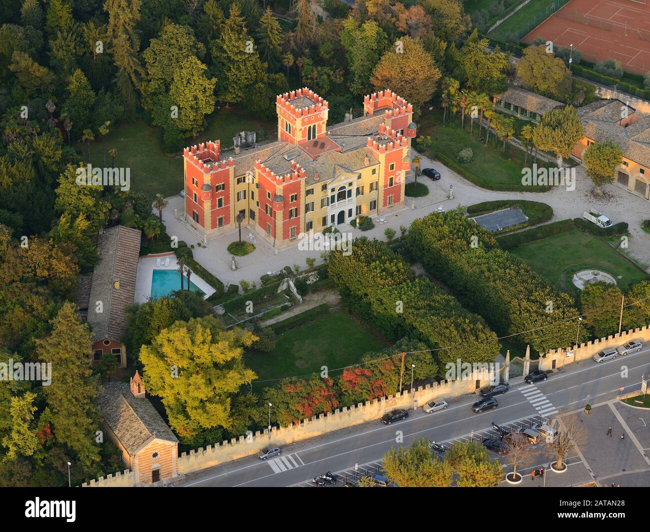 VISTA AÉREA. Villa Albertini. Ciudad de Garda, Lago de Garda, Veneto, Italia. Foto de stock