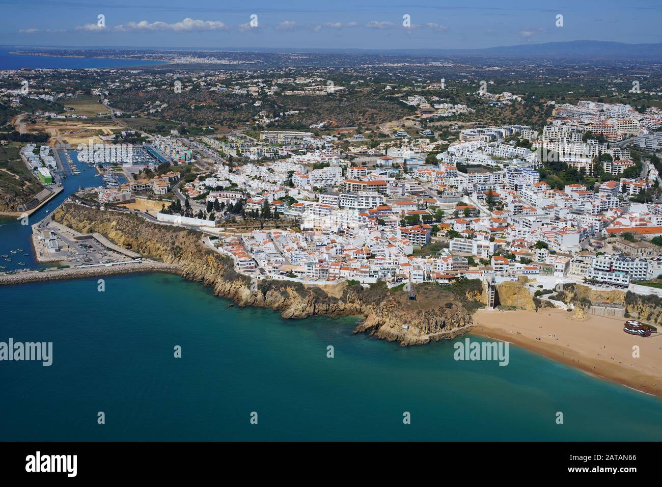 VISTA AÉREA. Centro turístico costero de Albufeira. Algarve, Portugal. Foto de stock