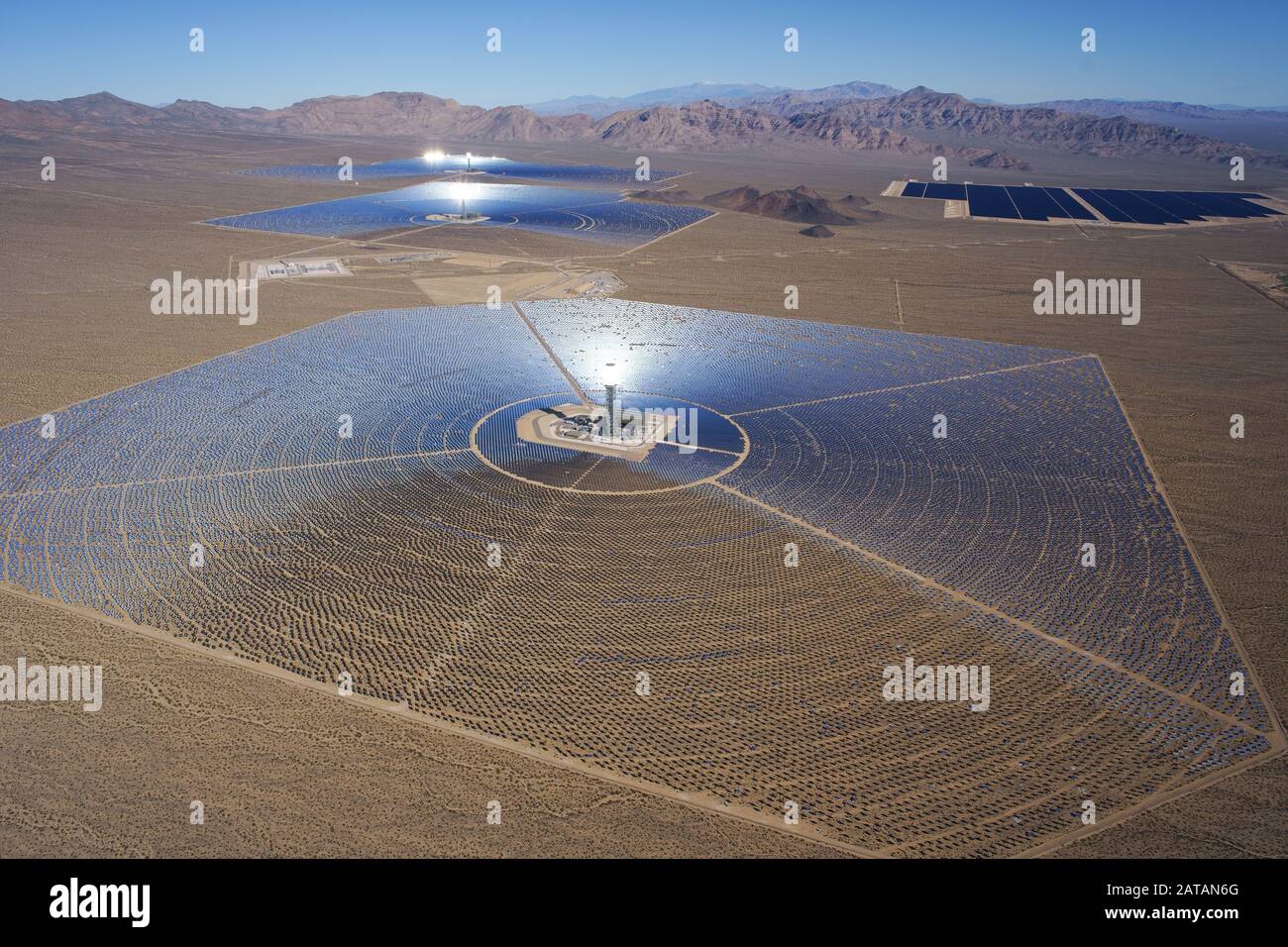 VISTA AÉREA. Ivanpah Solar Electric Generating System (la mayor planta de energía solar concentrada del mundo en 2018). Mojave Desert, California, Estados Unidos. Foto de stock