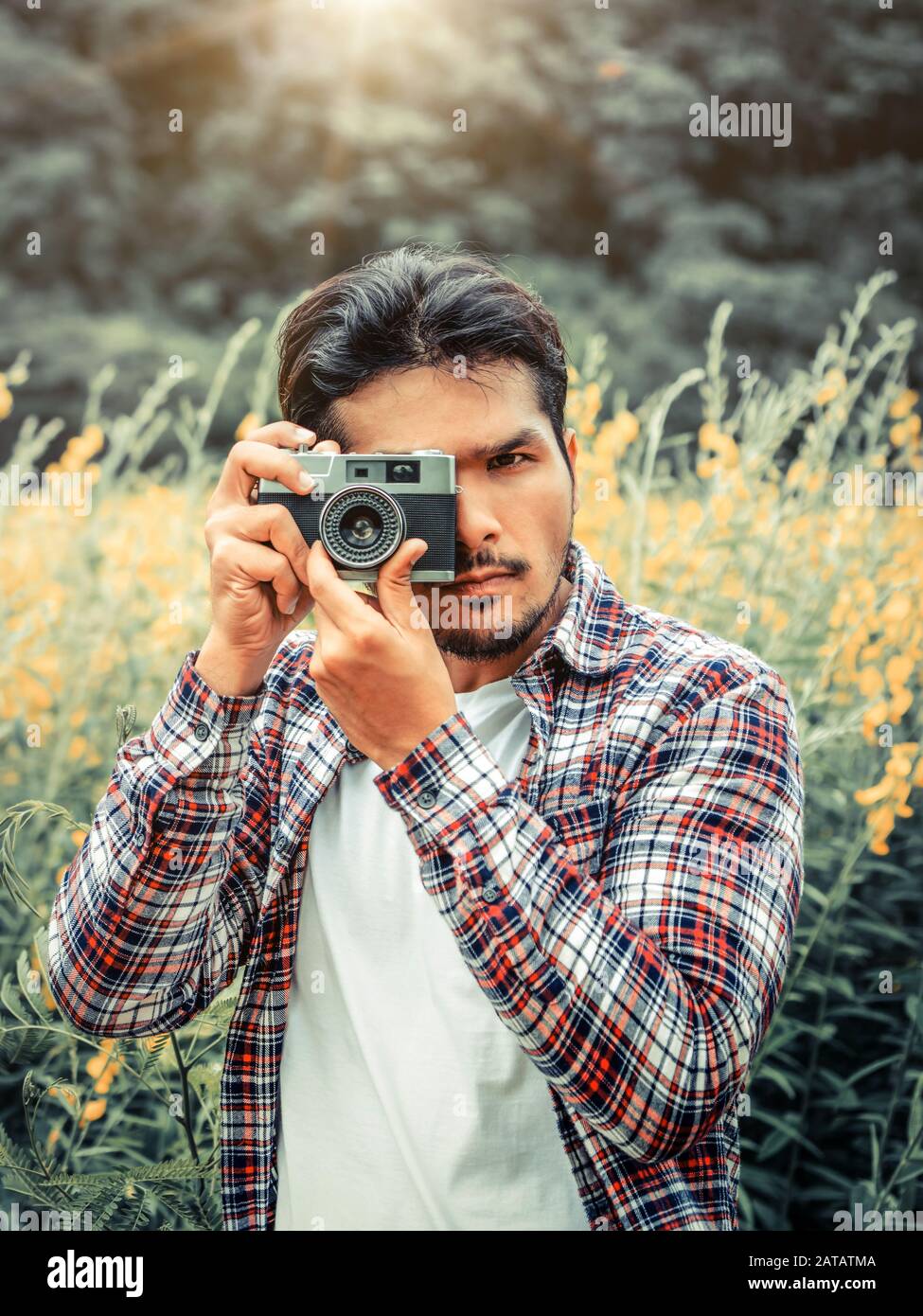 Hombre Asiático Tomando Foto Con Cámara Digital. Hombre Rodeado De