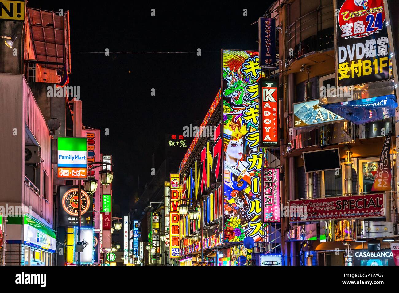 Tokio, 13 de agosto de 2019 – carteles Iluminados y carteleras en la línea nocturna a lo largo de Central Road en Kabukicho, distrito de Shinjuku Foto de stock