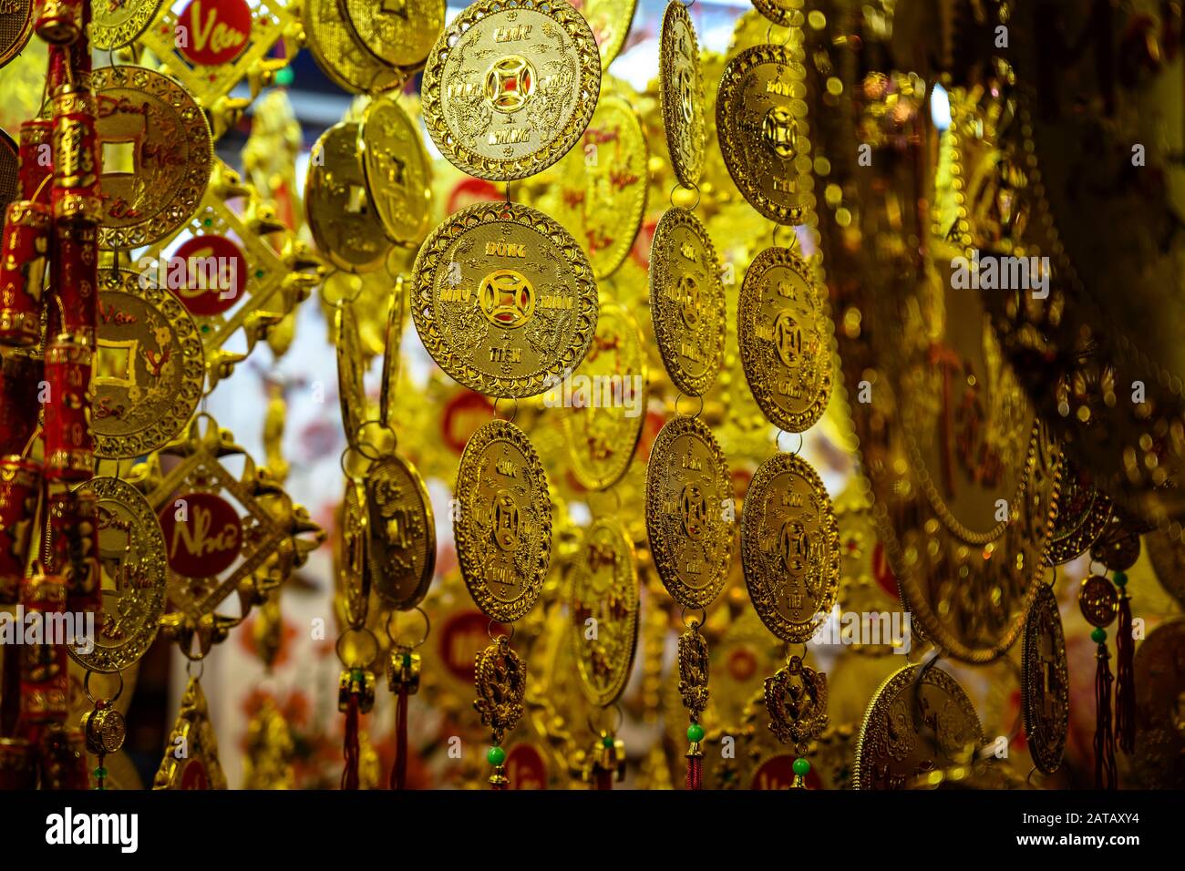 La joyería de oro se vende en una tienda en la calle en Nha Trang en Vietnam.  17 De Enero De 2020 Fotografía de stock - Alamy