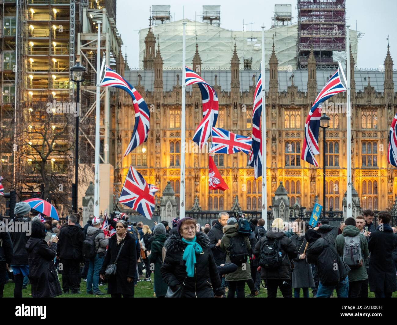 Día del Brexit 31 de enero de 2020 y la gente se congrega en la plaza del Parlamento, Londres, Inglaterra Foto de stock