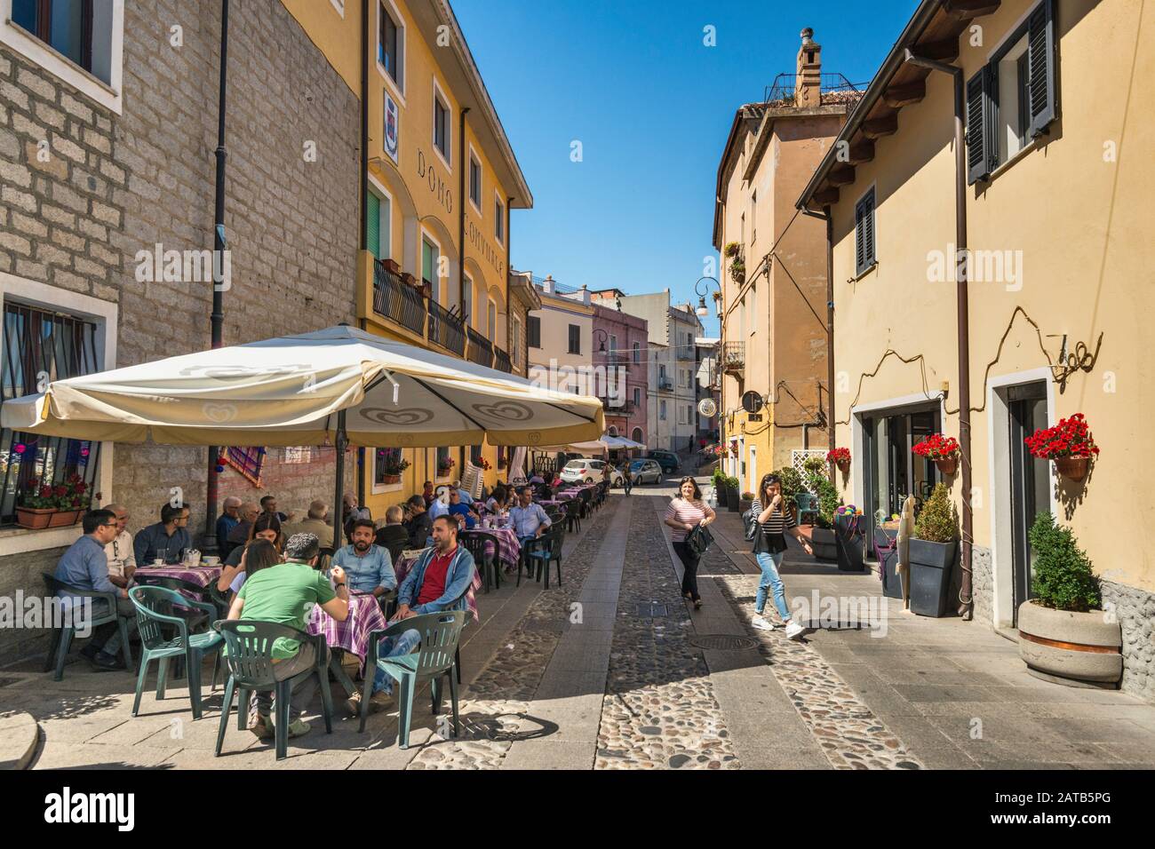 Café en la acera en Corso Vittorio Emanuele II, en Oliena, provincia de Nuoro, Cerdeña, Italia Foto de stock
