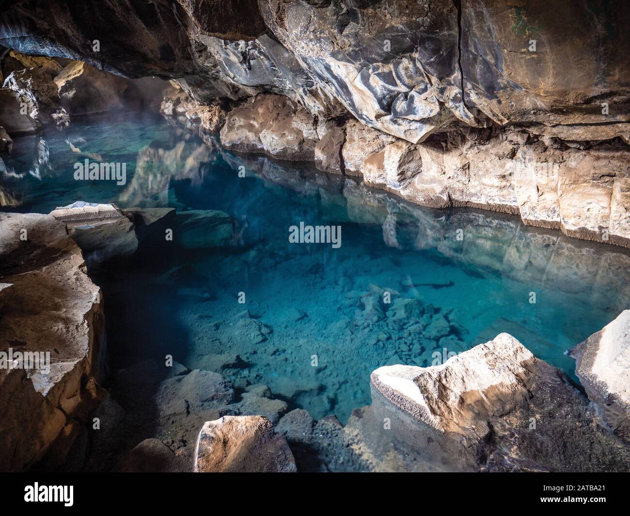 Die Grjótagjá Höhle Im Herzen Islands. Eine heiße Quelle mit spiegelglatter Wasseroberfläche. Ein romantischer Ort mit Toller Farbkomposition. Foto de stock