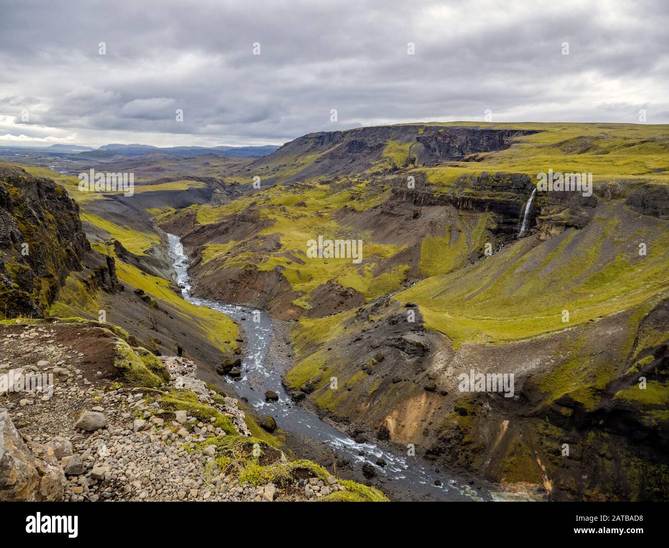 Der Háifoss Wasserfall im Herzen von Island.An einem bewölkten Tag sucht sich das Wasser als Naturgewalt unbeirrt seinen Weg durch die schroffe Insel. Foto de stock