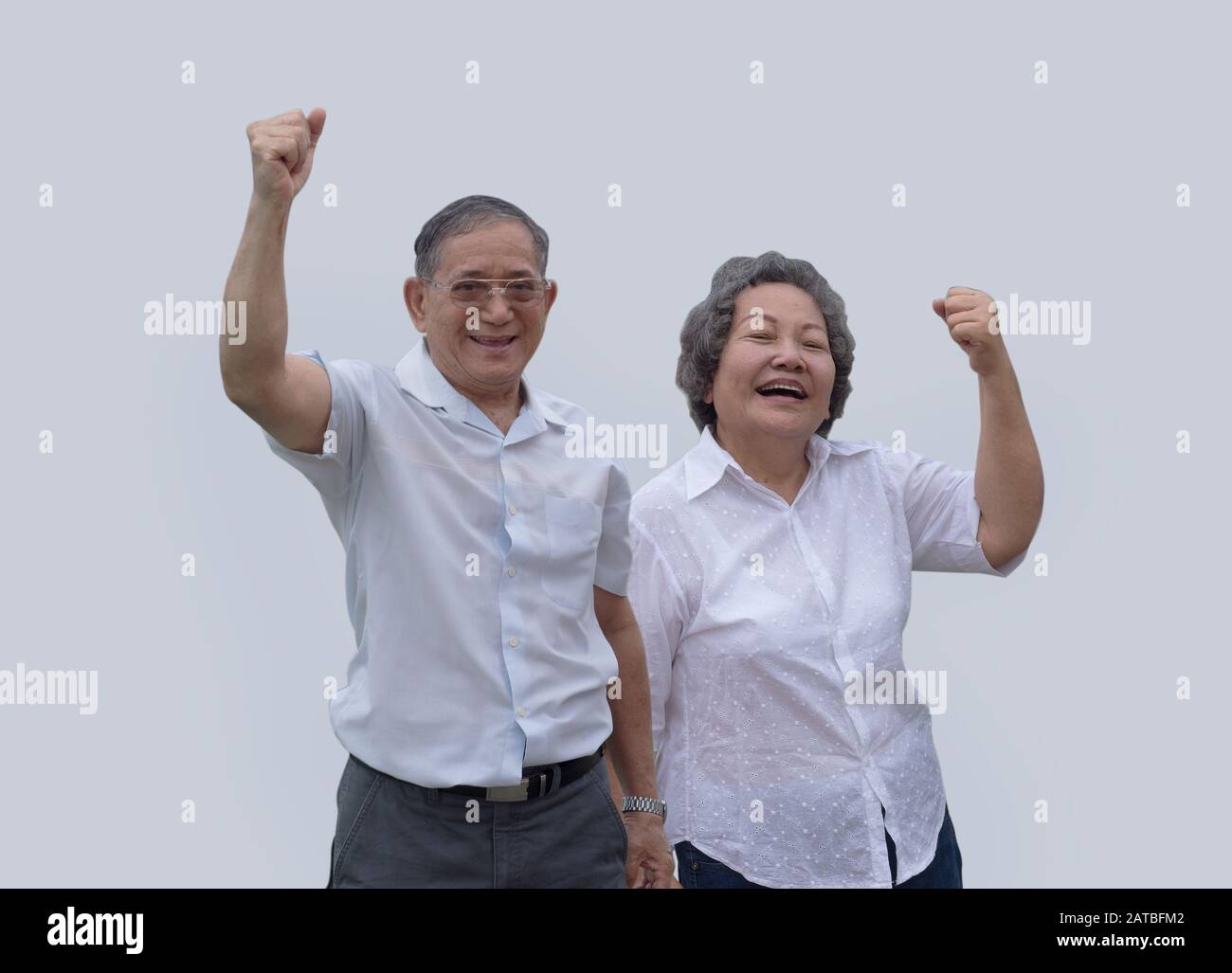 pareja abuela asiática y abuela sonrisa desde la vista inferior en la emoción feliz actuar sobre fondo blanco Foto de stock