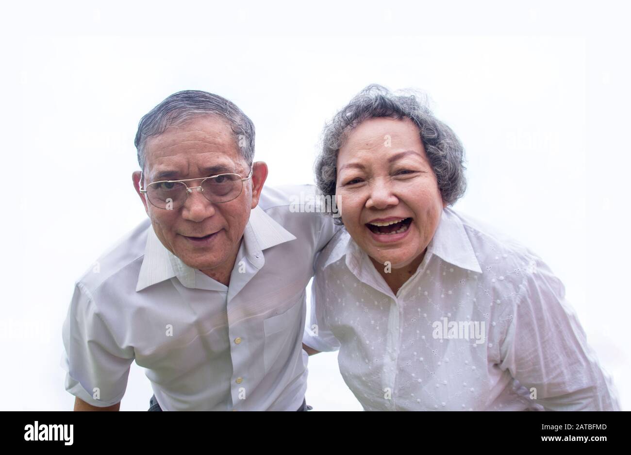 la abuela asiática de la pareja y la abuela sonríen y muestran cómo la emoción feliz actúan sobre fondo blanco Foto de stock