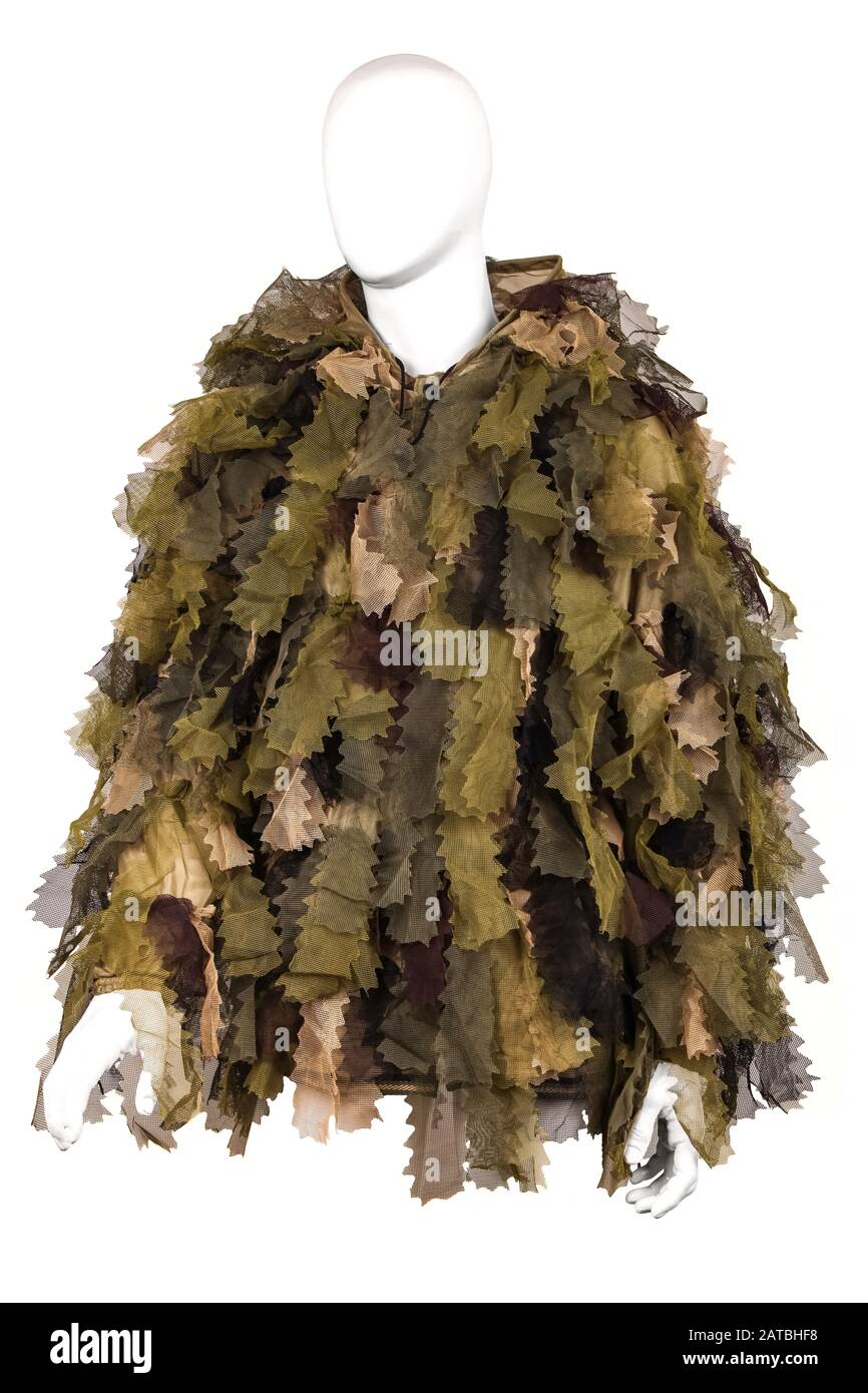 Traje ghillie aislado sobre fondo blanco. Traje de francotirador de  camuflaje sobre fondo claro. Ropa de francotirador para camuflaje y  movimientos secretos en la f Fotografía de stock - Alamy