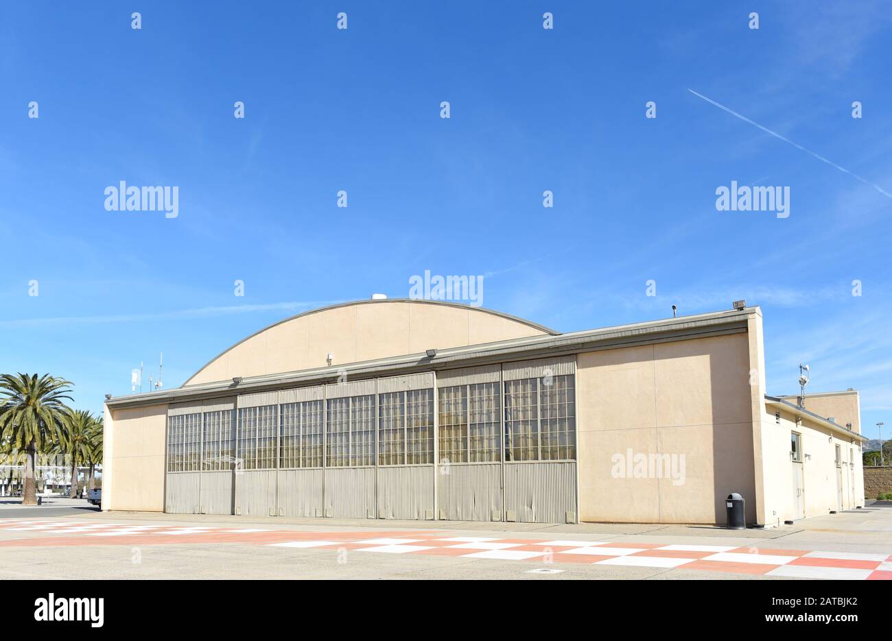 Irvine, CALIFORNIA - 31 DE ENERO de 2020: Hangar en el Gran Parque del Condado de Orange. El edificio alberga la exposición Heritage and Aviation. Foto de stock