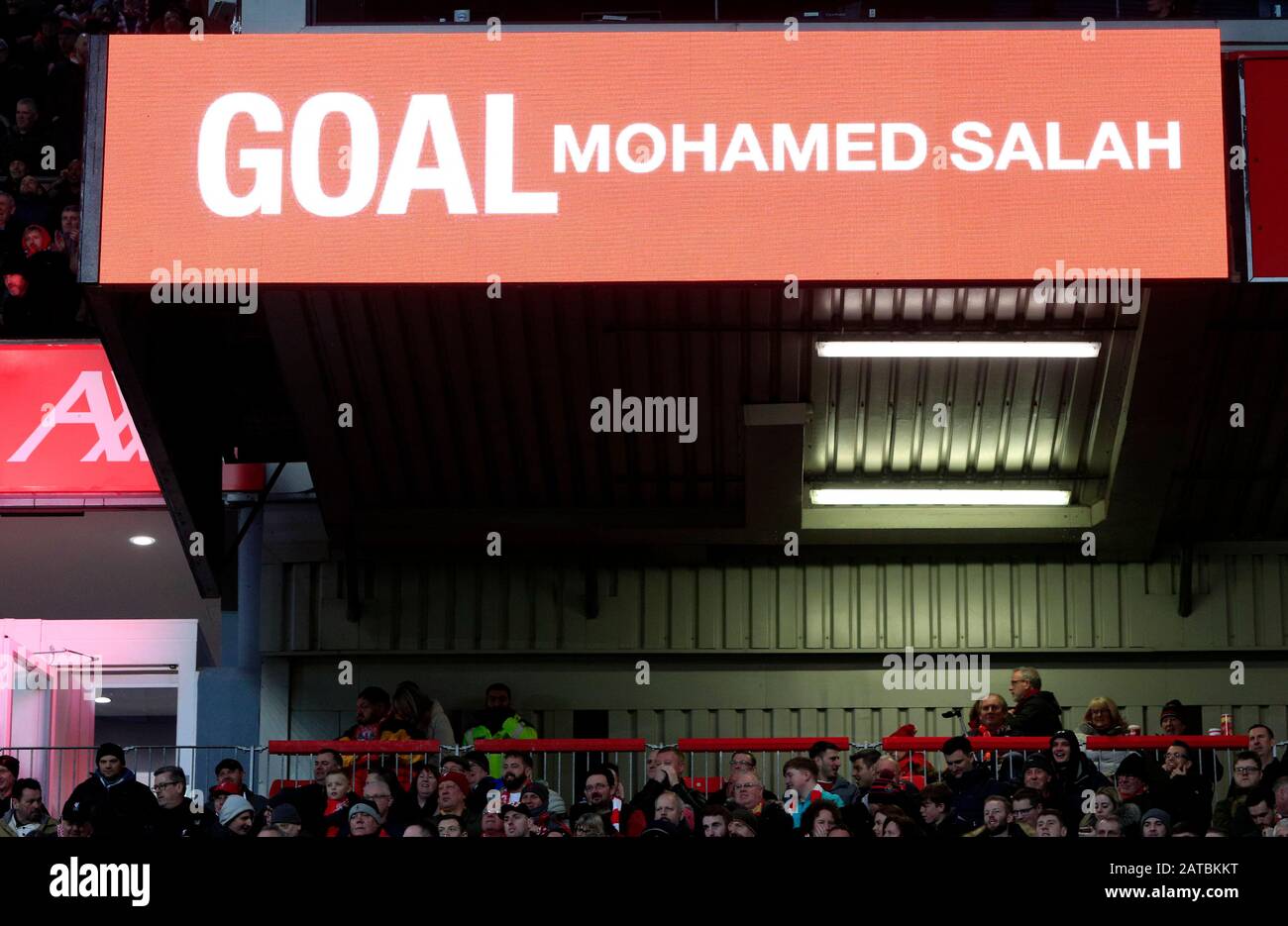 Un tablero LED declara un gol de Mohamed Salah de Liverpool durante el  partido de la Premier League en Anfield, Liverpool Fotografía de stock -  Alamy