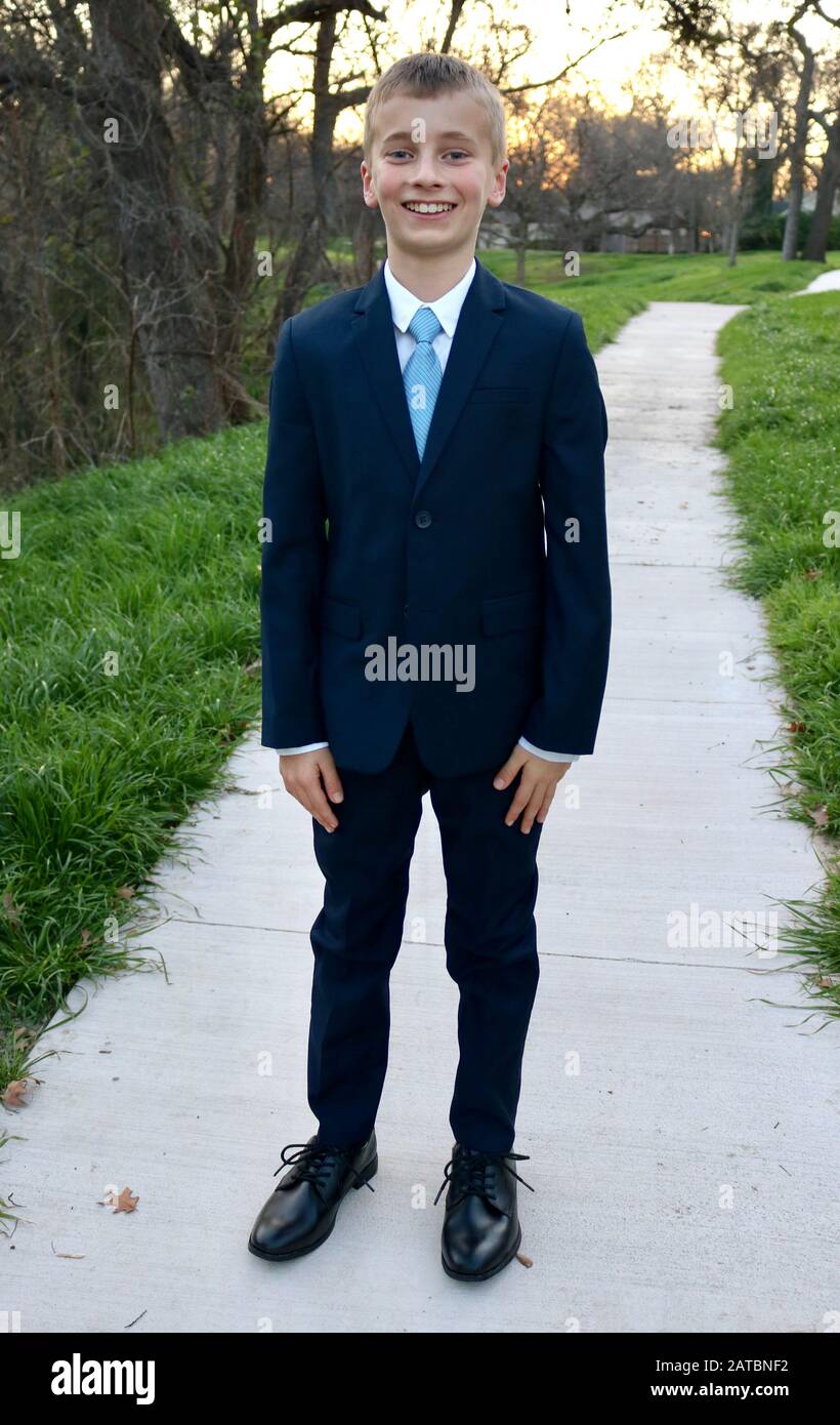 Bonito chico vestido con un traje afilado con corbata Foto de stock