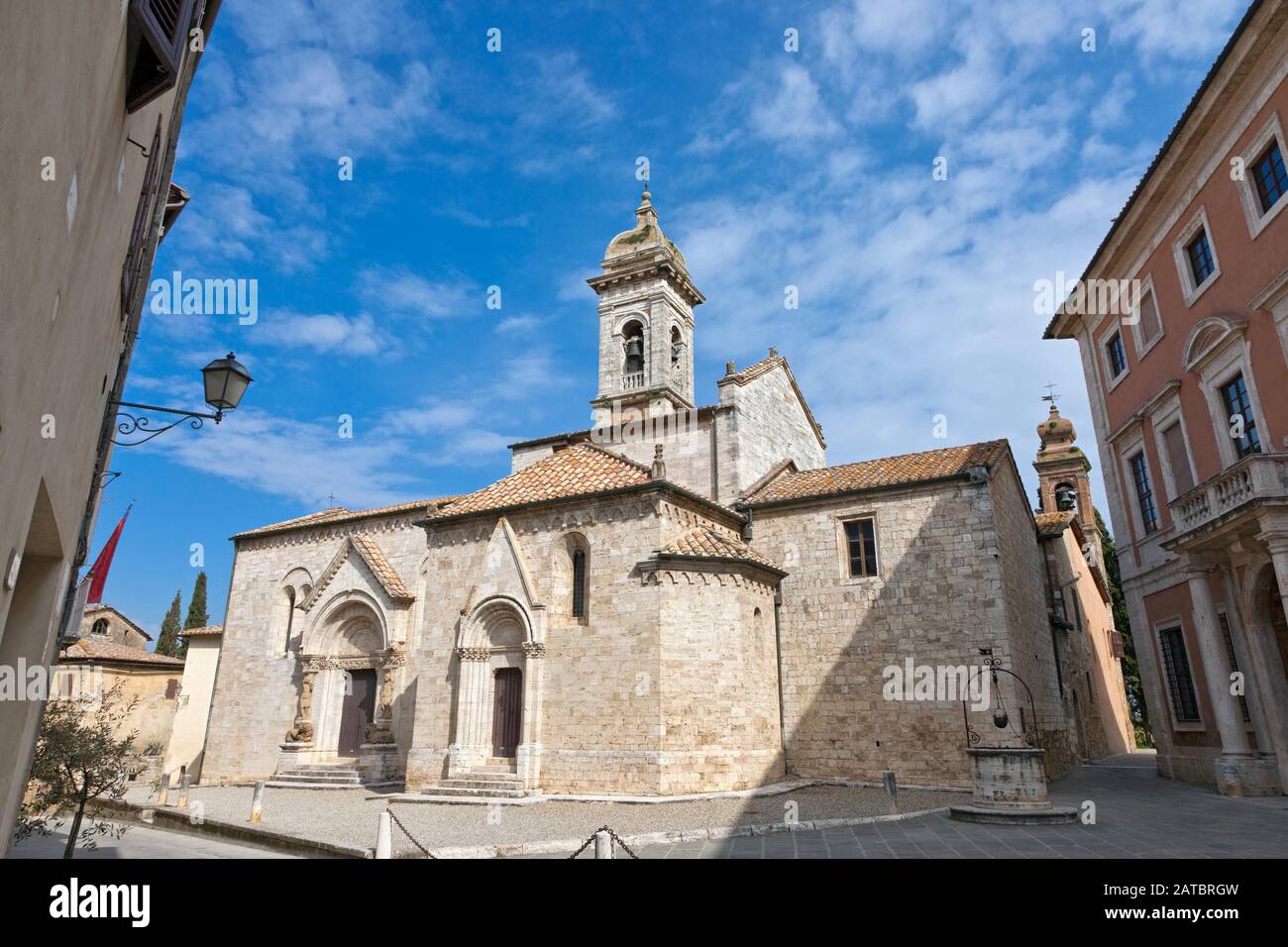 Iglesia De Santi Quirico E Giulitta, San Quirico D'Orcia, Siena, Toscana, Italia, Europa Foto de stock