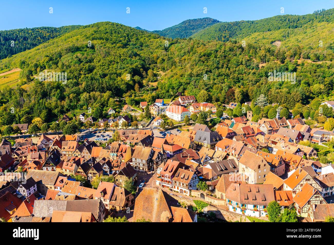 Vista de la ciudad de Kaysersberg y casas coloridas, Ruta del vino de Alsacia, Francia Foto de stock