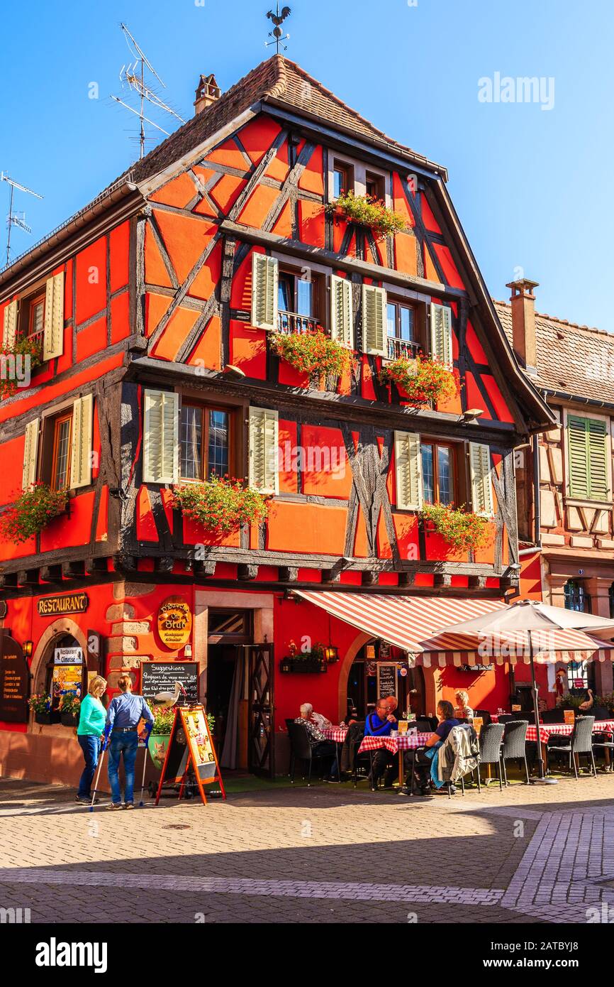 La región vinícola de Alsacia, Francia - Sep 20, 2019: personas cenando en un restaurante en la calle de Ribeauville village, que se encuentra en la ruta del vino de Alsacia, Franco Foto de stock