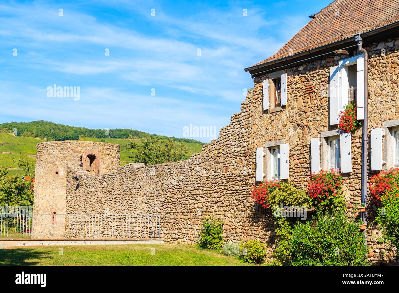 Hermosa fachada típica de piedra en el pintoresco pueblo de Kientzheim, región vinícola de Alsacia, Francia Foto de stock