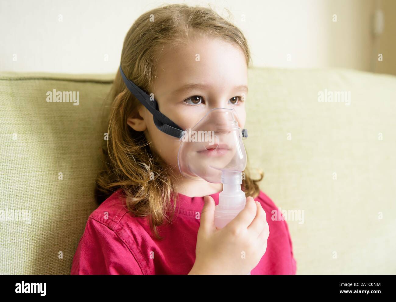 El Bebé Enfermo Y Pone El ` T Quiere Utilizar La Máscara Del Nebulizador  Que Hace La Inhalación, El Procedimiento Respiratorio Po Foto de archivo -  Imagen de basura, salud: 128481234