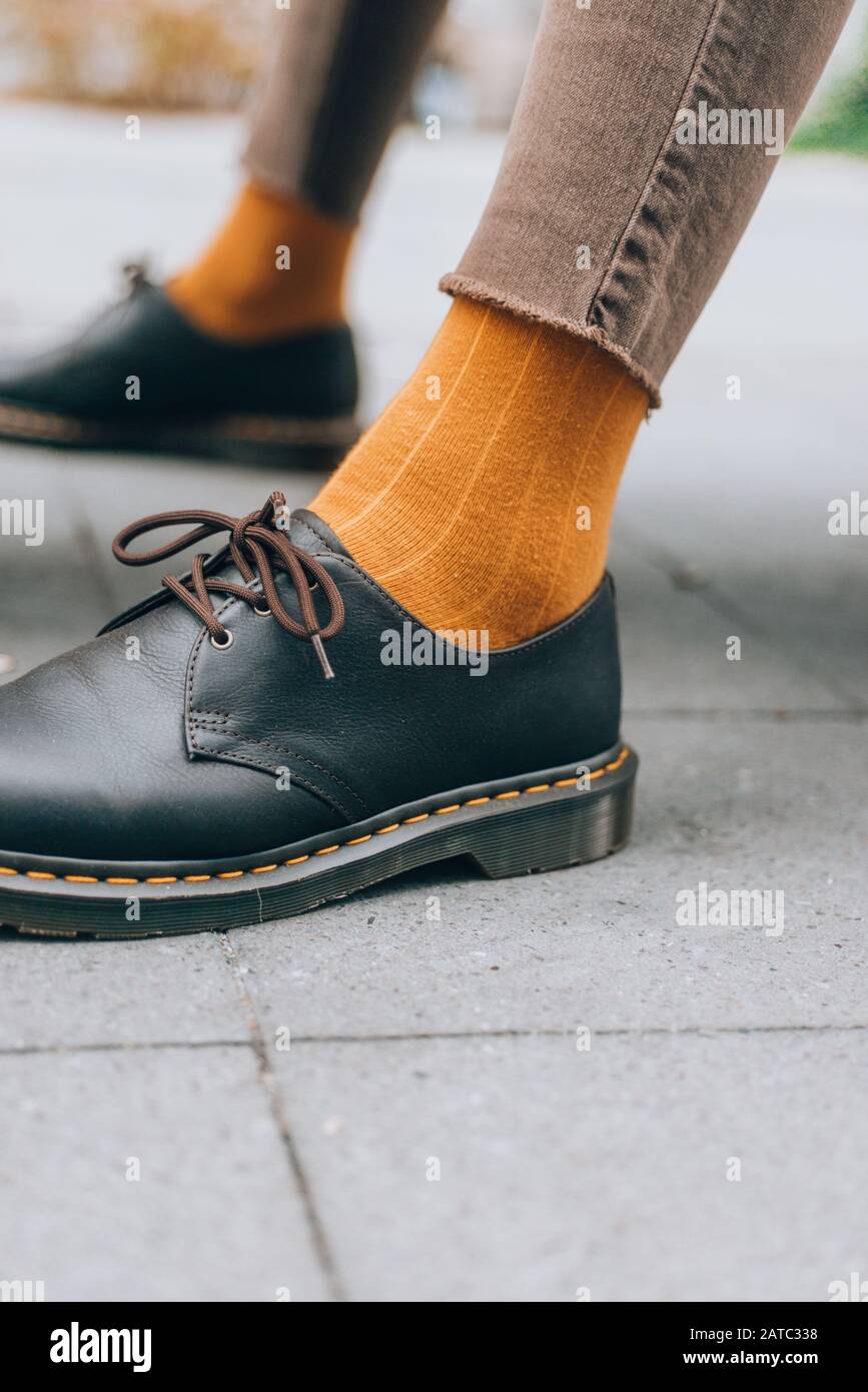 Hipster hombre de moda que zapatos negros con en una urbana Fotografía de stock - Alamy