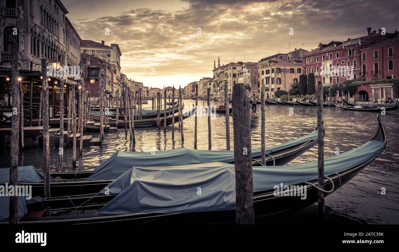 Gran Canal con góndolas al atardecer, Venecia, Italia. Vista panorámica panorámica panorámica de Venecia por la noche. Paisaje de la calle principal de Venecia al atardecer. Beautifu Foto de stock
