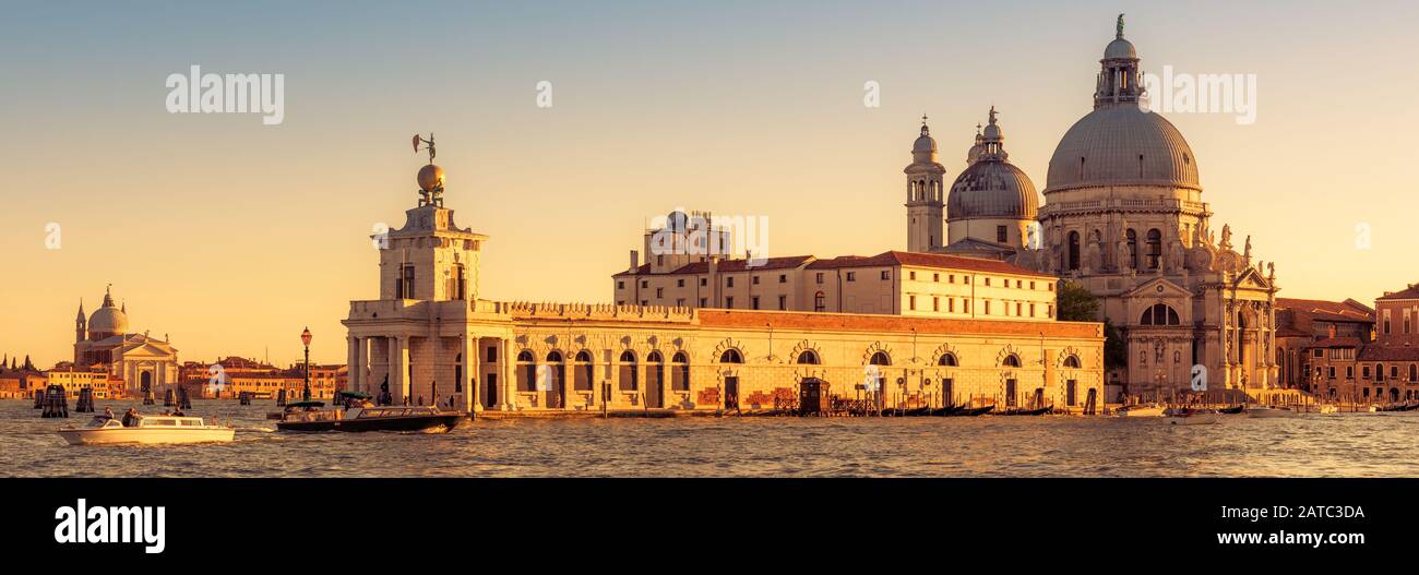 Venecia al atardecer, Italia. Gran Canal con la Basílica de Santa Maria della Salute en verano. Monumentos de Venecia. Vista panorámica soleada de Venecia. Horizontal Foto de stock