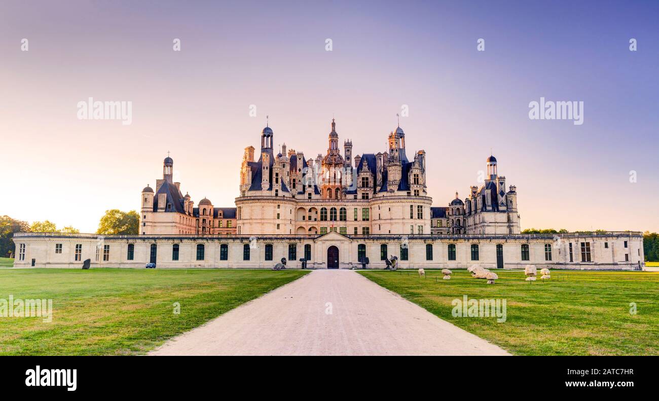 El castillo real de Chambord por la noche, Francia. Este castillo está situado en el valle del Loira, fue construido en el siglo 16 y es uno de los más Foto de stock