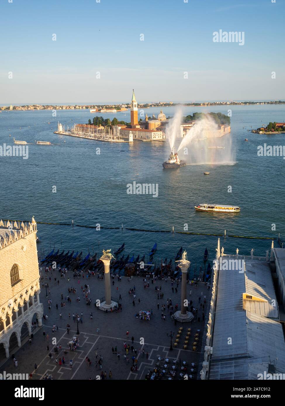 Vista desde la cima de la Torre San Marco sobre las columnas de San Marco y San Teodoro hacia la Isla de San Giorgio Maggiore, Venecia Foto de stock