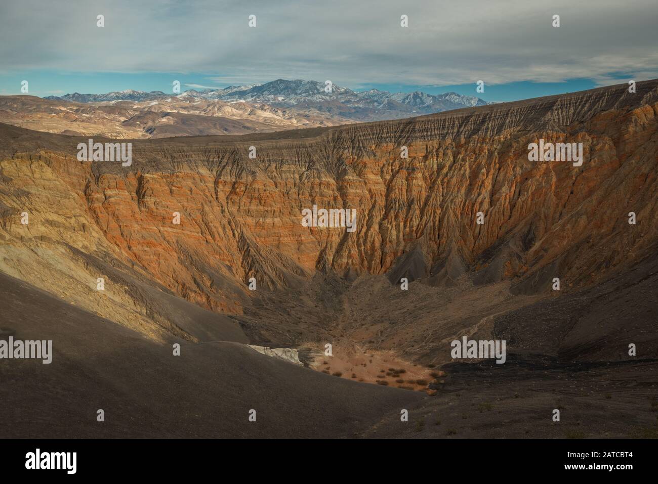 Cráter Volcánico De Ubehebe, Parque Nacional Del Valle De La Muerte, California, Estados Unidos Foto de stock