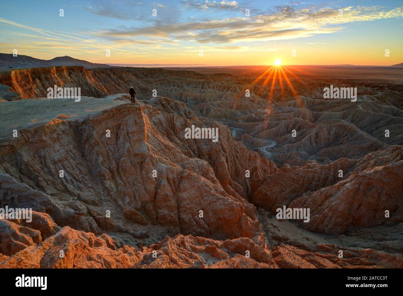 Hombre Observando El Amanecer Sobre Las Badlands, Parque Estatal Del Desierto De Anza Borrego, California, Estados Unidos Foto de stock