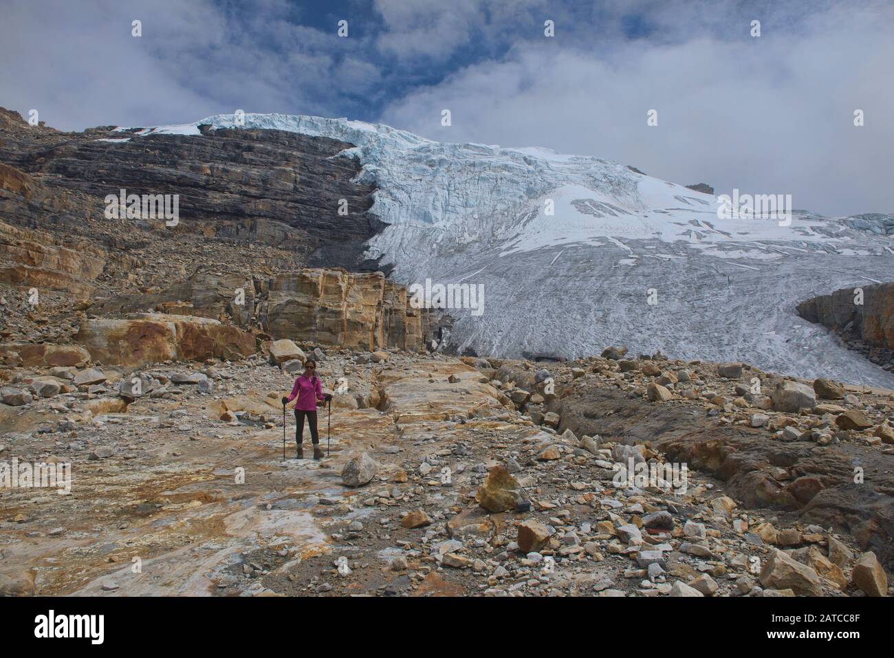 Trekker frente a Ritacuba Blanca y su enorme glaciar, el Parque Nacional el Cocuy, Boyacá, Colombia Foto de stock