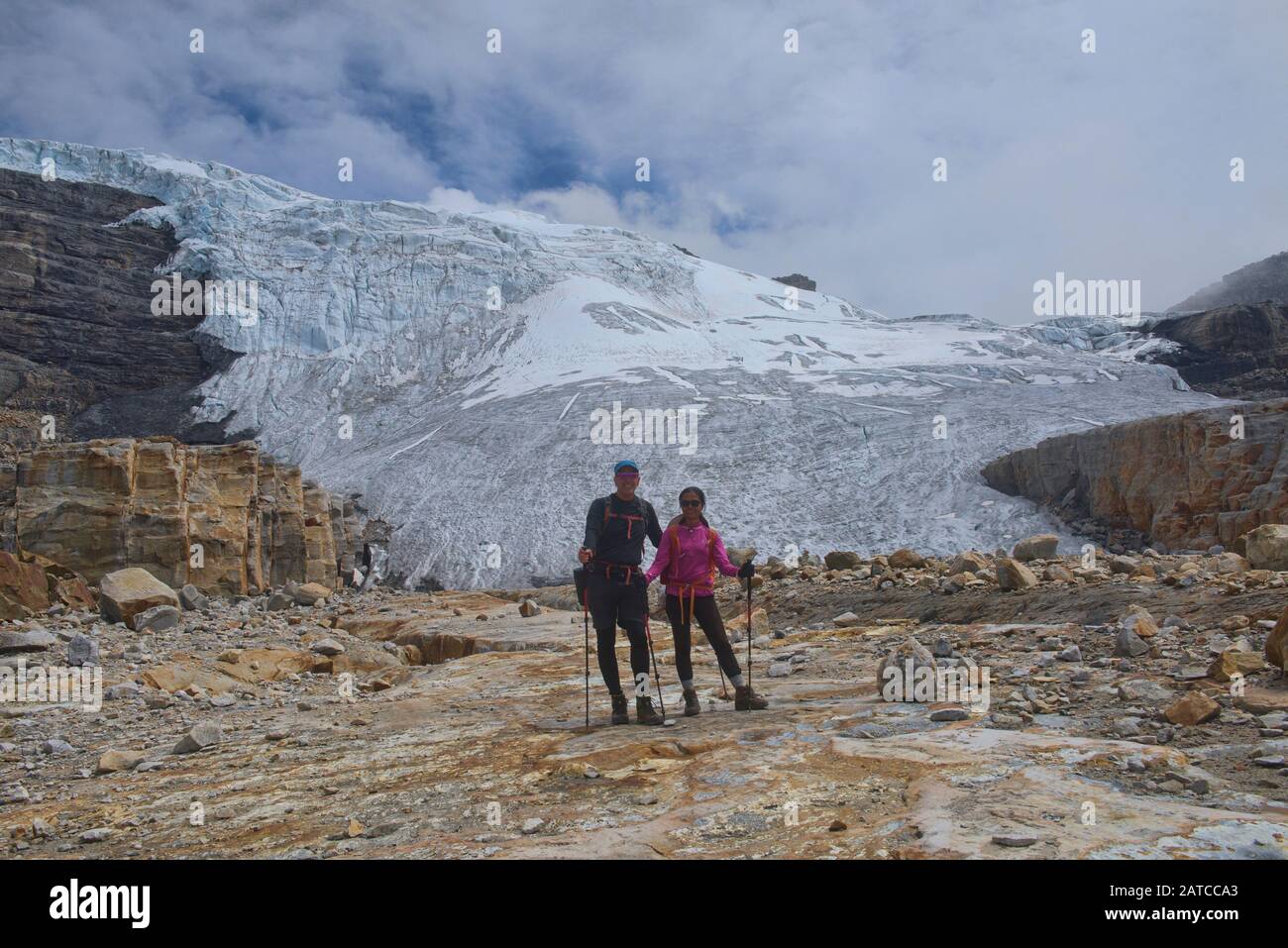 Excursionistas frente a Ritacuba Blanca y su enorme glaciar, el Parque Nacional el Cocuy, Boyacá, Colombia Foto de stock