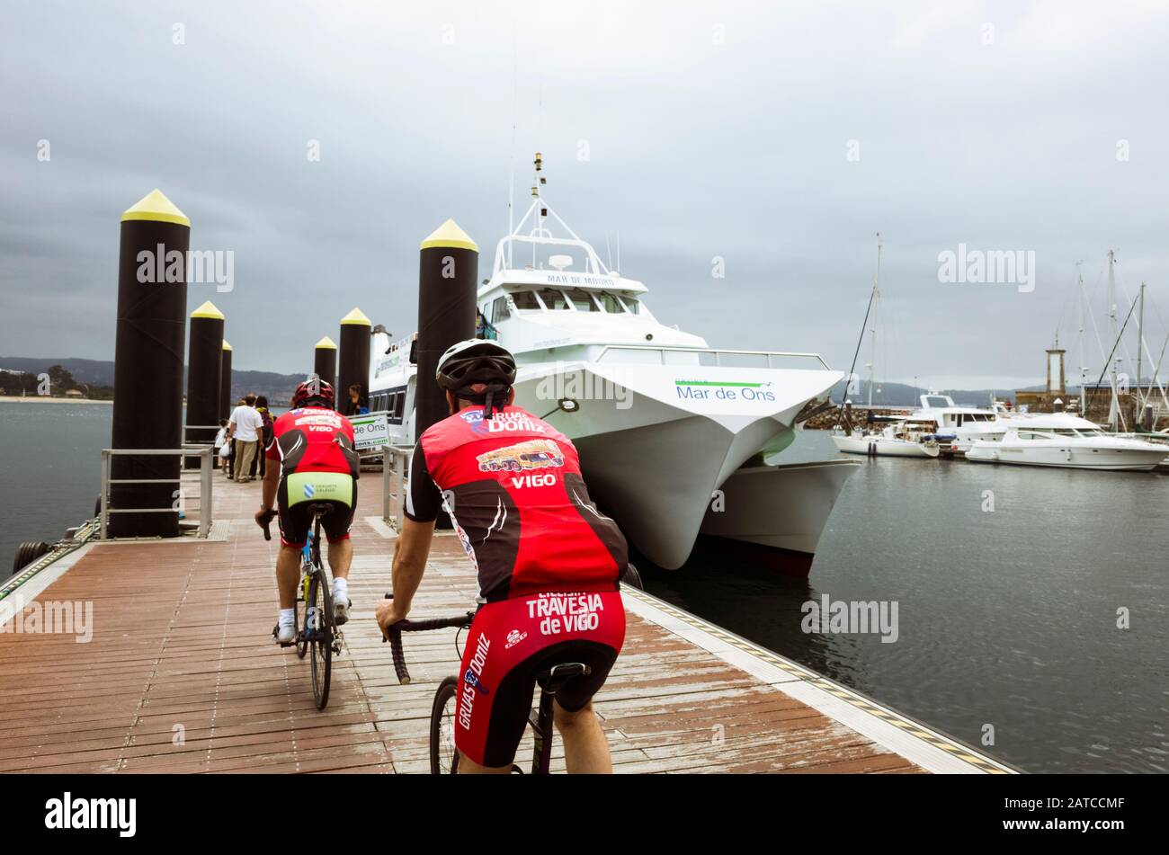Cangas de Morrazo, Vigo, España : Los Ciclistas se acercan a un ferry en el  puerto de Cangas do Morrazo Fotografía de stock - Alamy