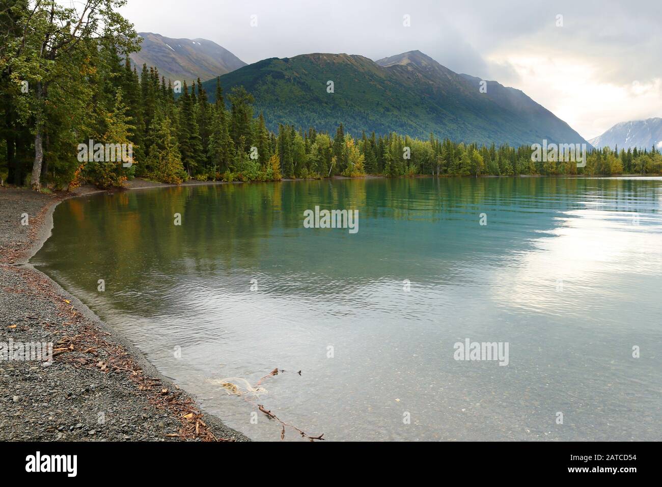 Hermoso amanecer en Kenai River, Alaska, Estados Unidos. El río Kenai es el río más largo de la Península Kenai del centro sur de Alaska Foto de stock