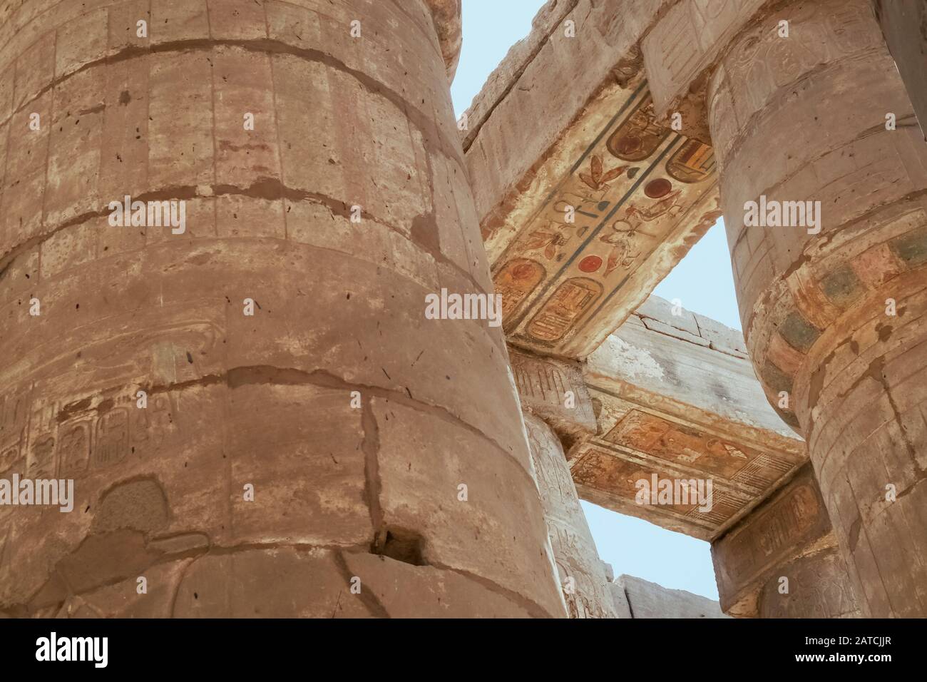 Luxor, Karnak, Egipto, África. Templo de Karnak. Buscando. Jeroglíficos de relieve pintados y tallados. Foto de stock