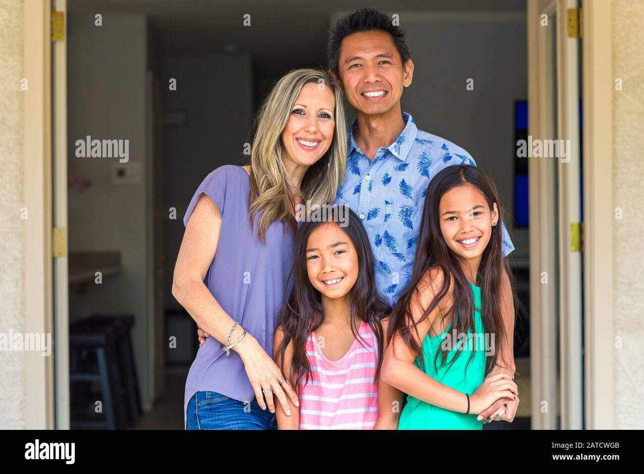 Retrato de una familia feliz de raza mixta. Foto de stock