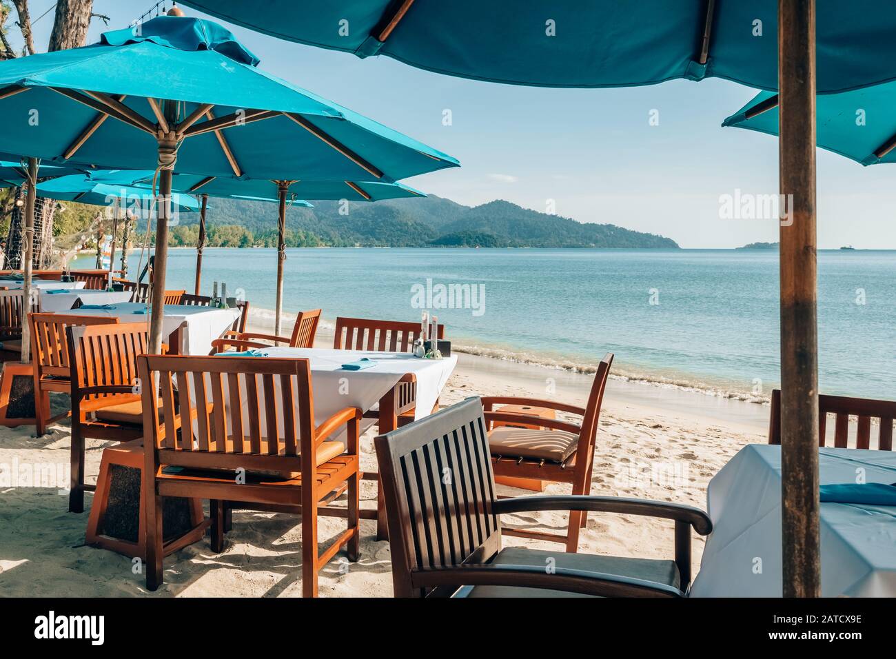 Romántico café al aire libre en la isla tropical de Tailandia Foto de stock