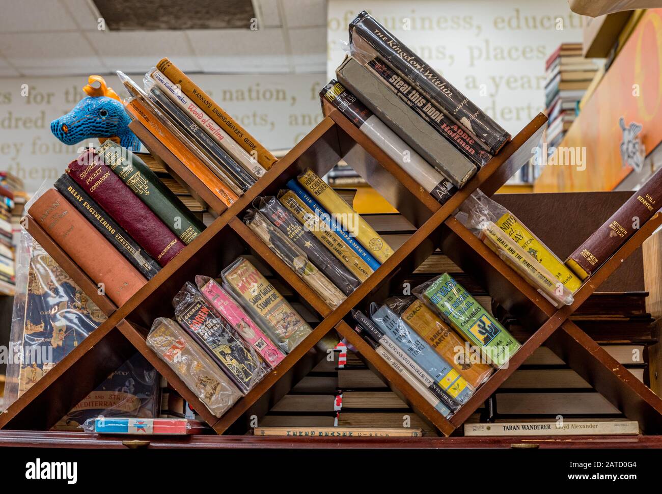 Kailua, Hawaii/USA- 30 de diciembre de 2019: Pilas de libros usados en  estantes de madera para la venta en una librería usada en Kailua, Hawaii  Fotografía de stock - Alamy