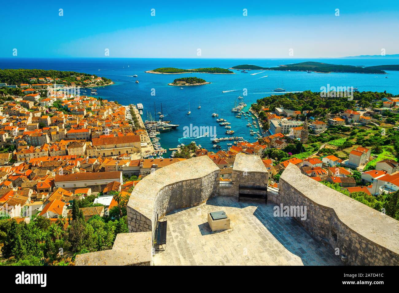 Vista admirable desde la fortaleza de Spanjola con el puerto de Hvar y las islas verdes en el fondo, la isla de Hvar, Dalmacia, Croacia, Europa Foto de stock