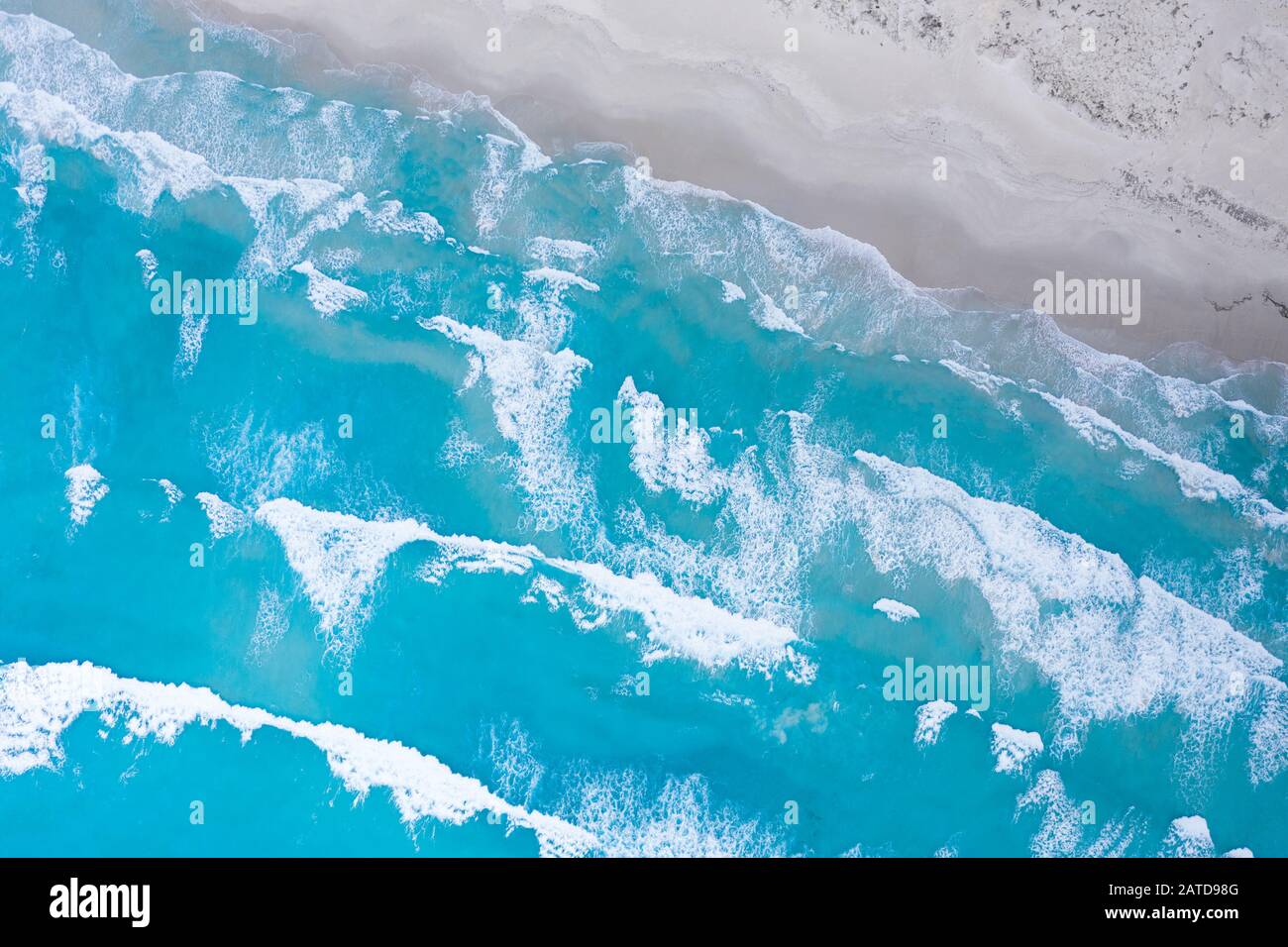 Vista aérea de las olas del océano en la playa, Australia Occidental, Australia Foto de stock