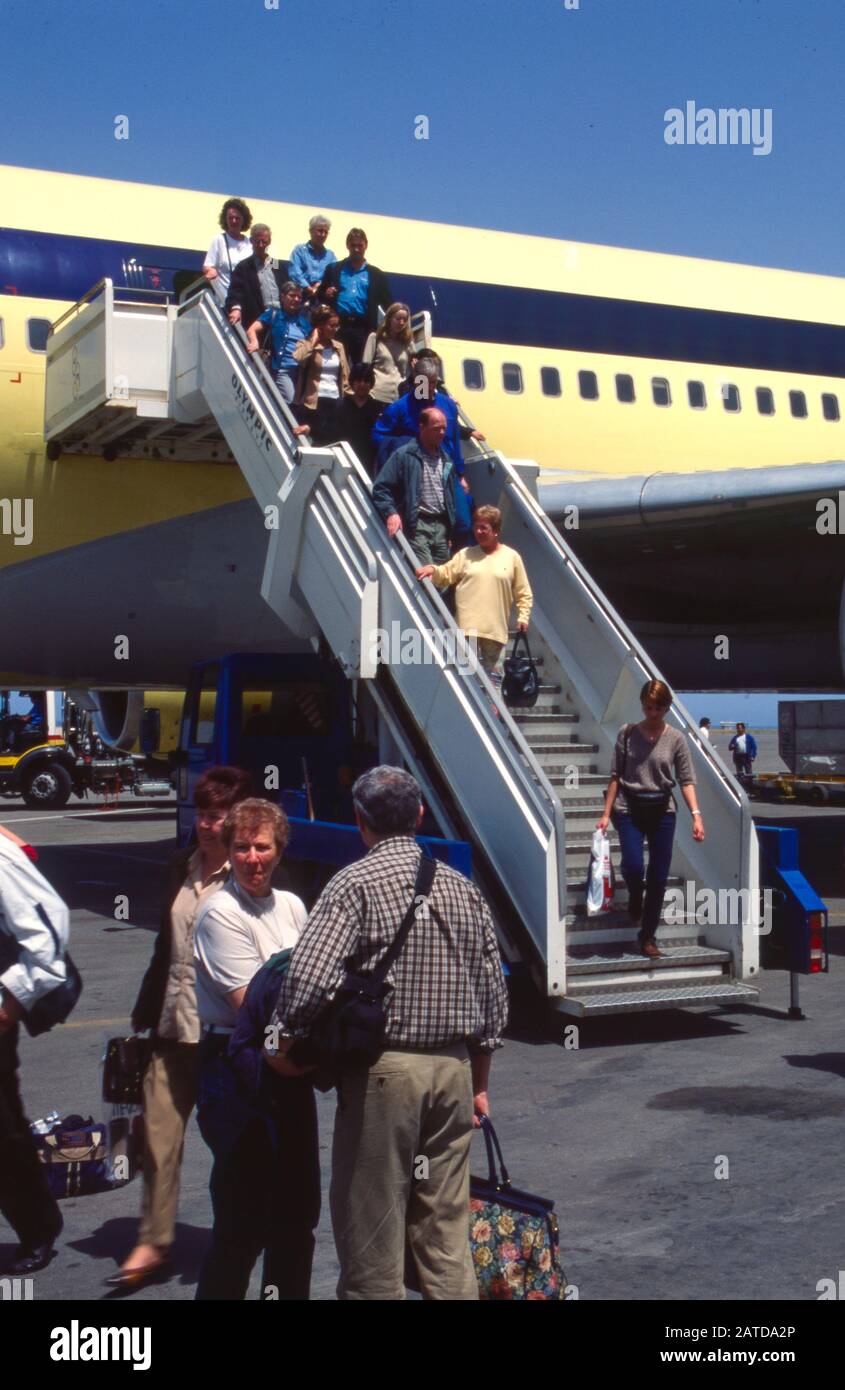 Turistas charter aterrizan en la isla de Creta en Grecia. Foto de stock