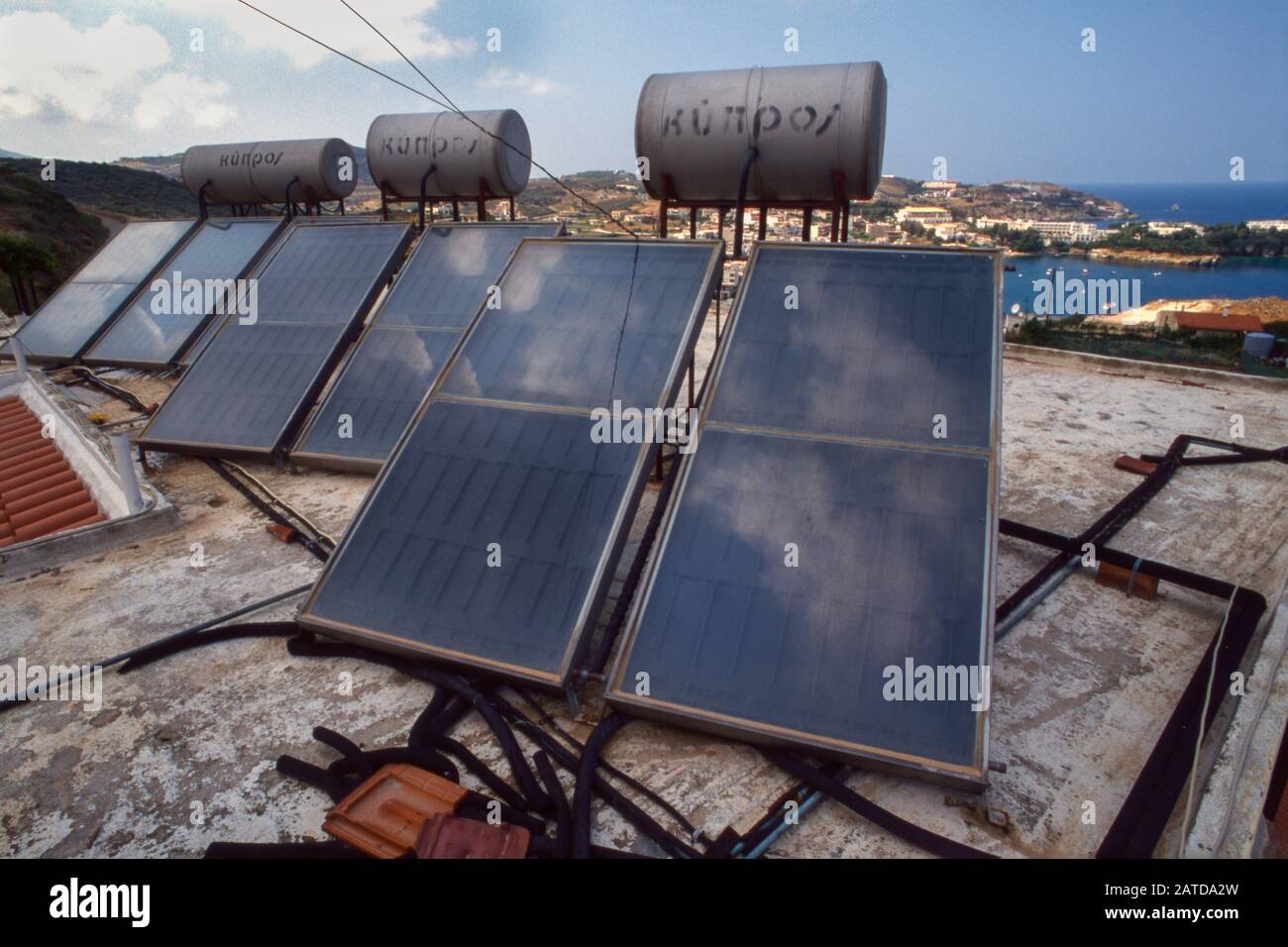 Paneles solares en un techo. Foto de stock