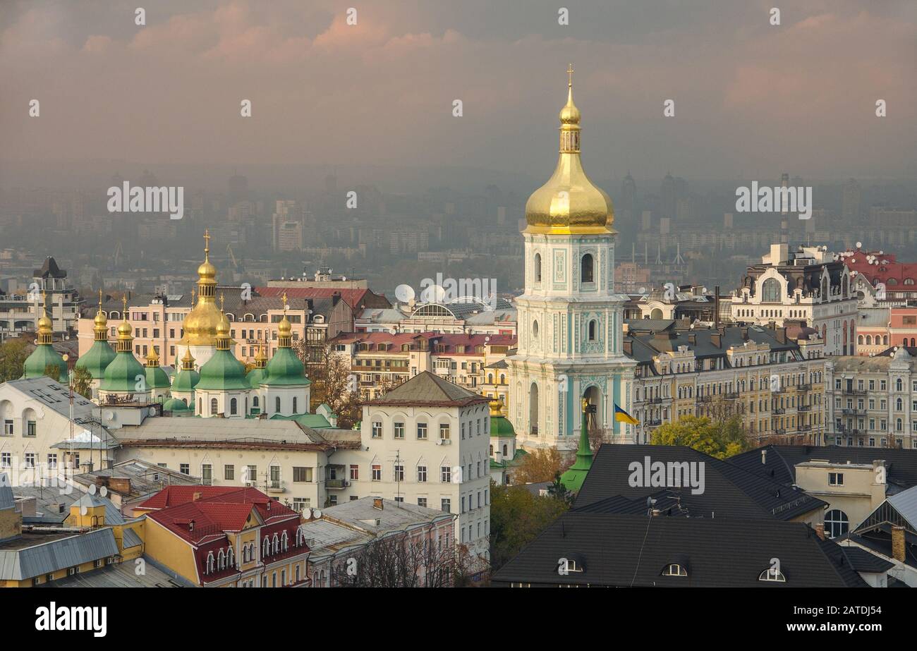 Vista de la puesta de sol de Kiev Pechersk Lavra - famoso monasterio. Un hito ucraniano. Catedral de la Dormición. Foto de stock