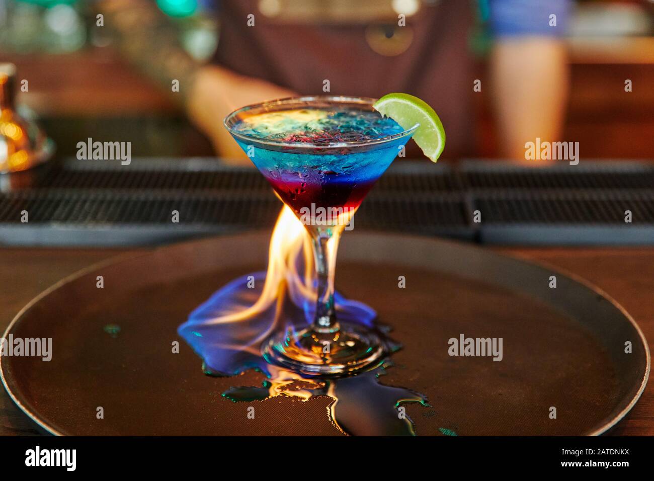 cóctel al fuego en un bar con lima, alcohol y bar Fotografía de stock -  Alamy