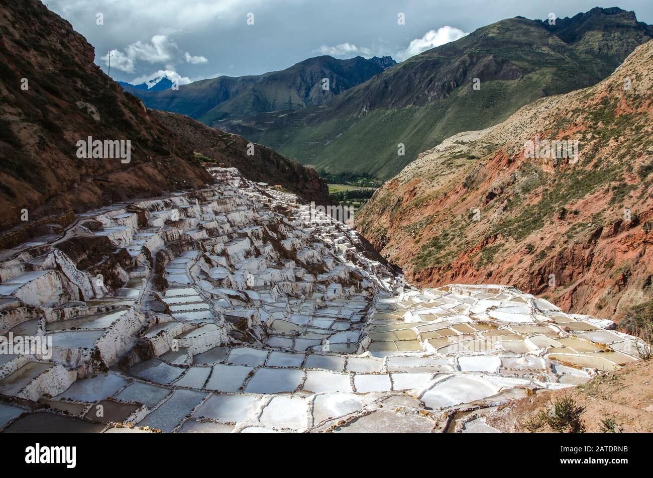 Pintoresca vista de terrazas de Salinas de Maras, Perú. Mina Cacerolas de evaporación de sal en Maras Perú Fotografía de
