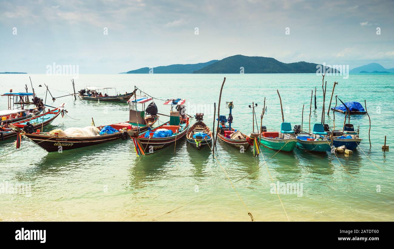 Koh Samui, Tailandia - 2 de enero de 2020: Auténticos barcos de pesca tailandeses atracados en la playa de Thong Krut en Taling Ngam un día Foto de stock
