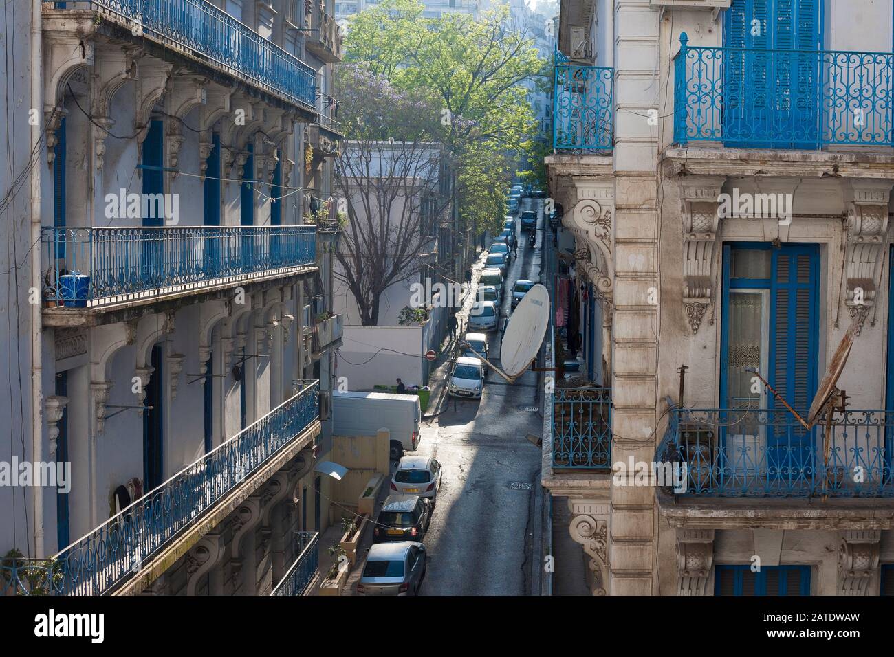 La arquitectura francesa prevalece en toda la ciudad de Argel, prueba de la aventura colonial francesa en Argelia Foto de stock