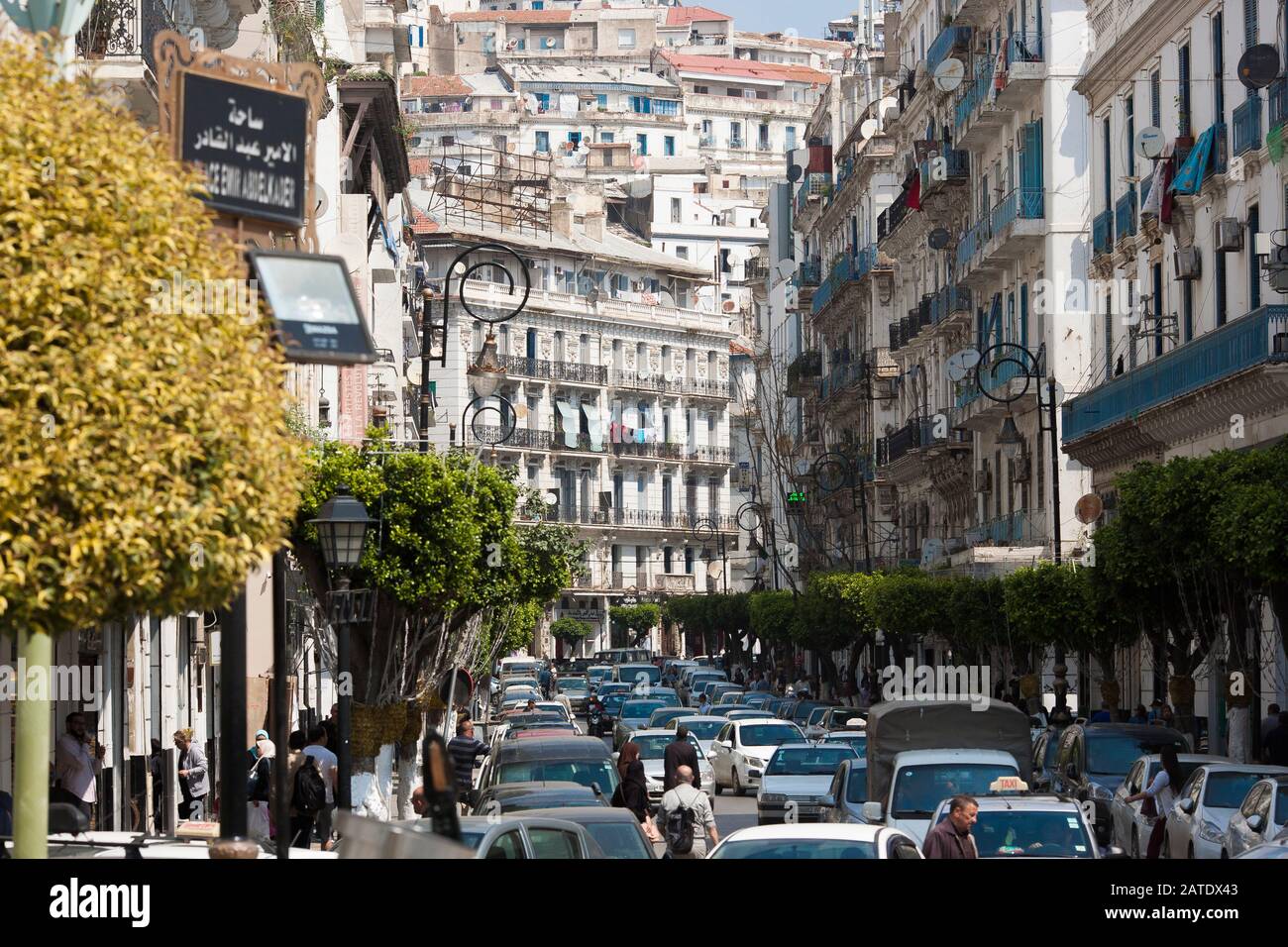 La arquitectura francesa prevalece en toda la ciudad de Argel, prueba de la aventura colonial francesa en Argelia Foto de stock