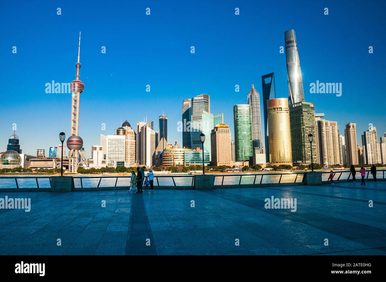 La pasarela de Shanghai Bund, que suele estar llena, está vacía debido al Coronavirus (neumonía Wuhan), con unos pocos turistas valientes y el horizonte de Pudong detrás. Foto de stock
